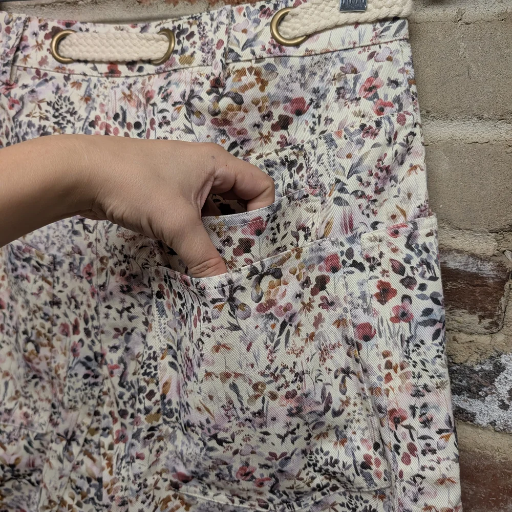 NWT Floral Drawstring Button-Front Barrel Jeans- Cream Multi Floral - Picture 5 of 6